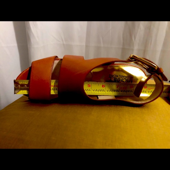 Michael Kors tan Leather heels supportive straps gold buckles offer good support - Picture 13 of 13